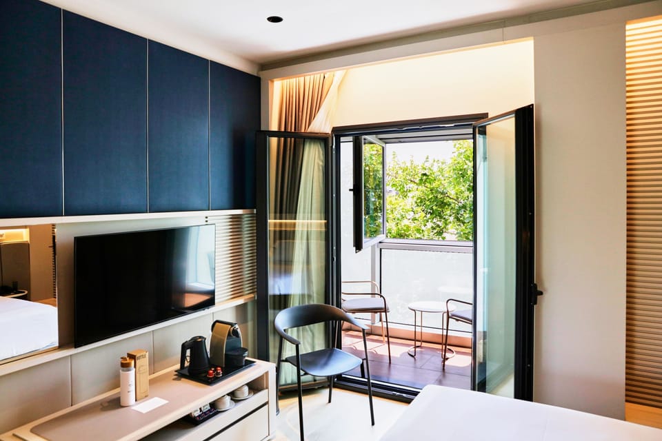Deluxe Room, Balcony | Minibar, in-room safe, desk, laptop workspace