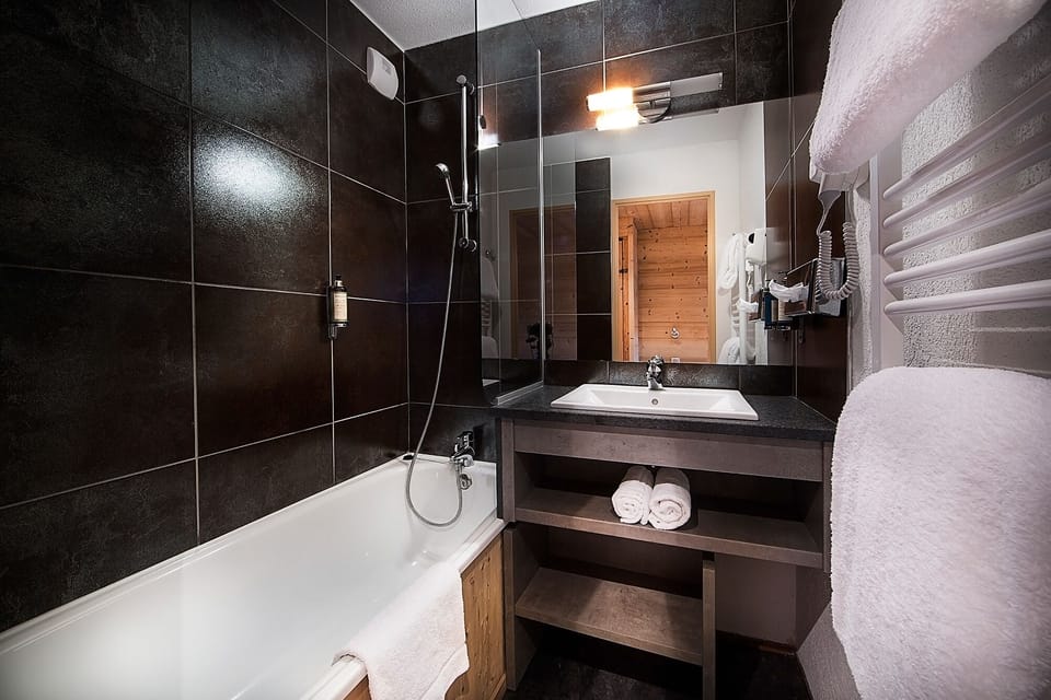 Combined shower/tub, hair dryer, towels