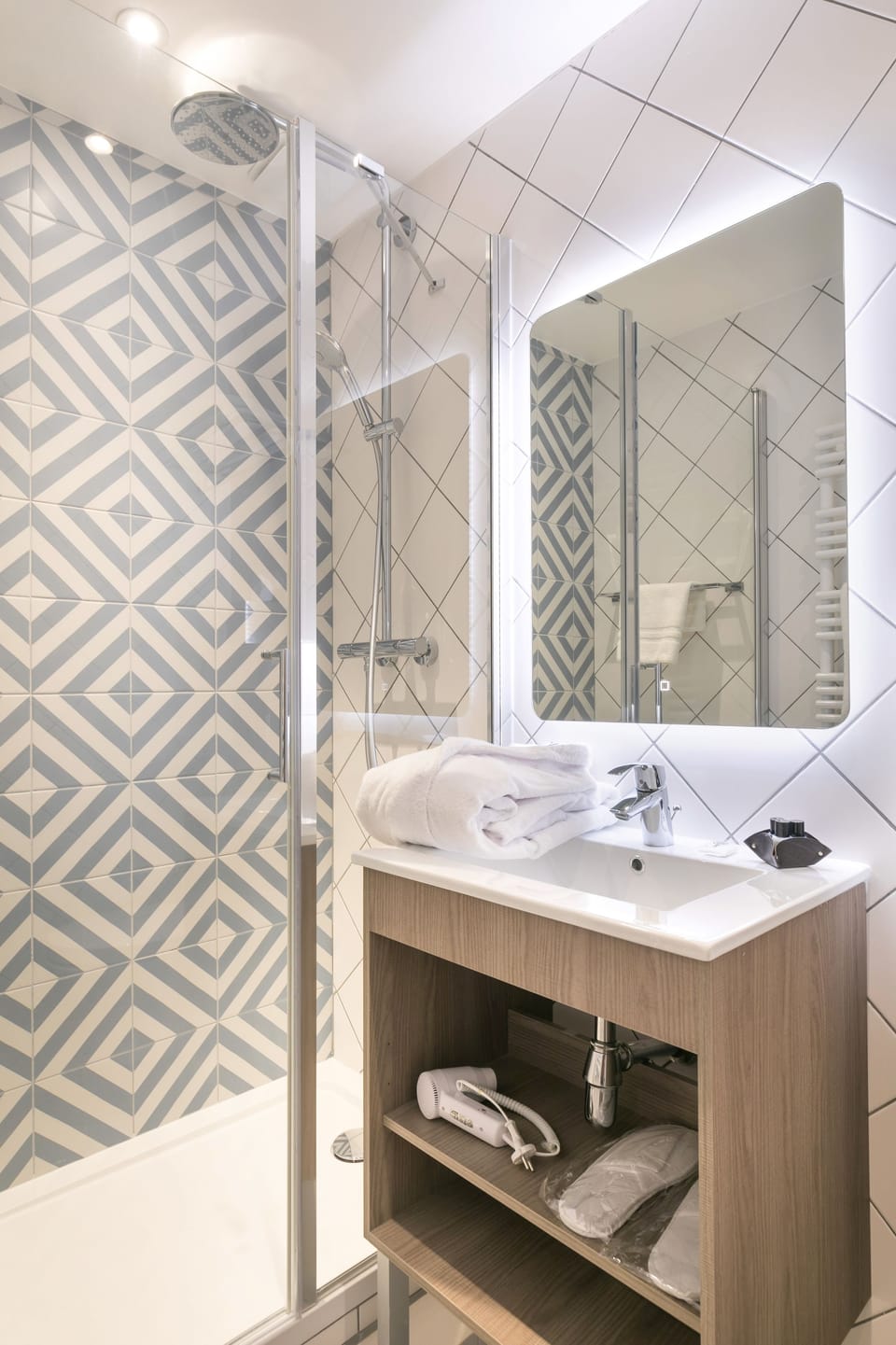 Rainfall showerhead, free toiletries, hair dryer, towels