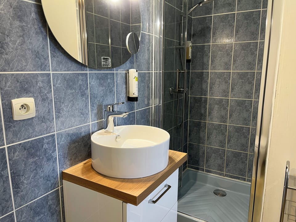 Double Room | Bathroom | Free toiletries, hair dryer, towels, soap