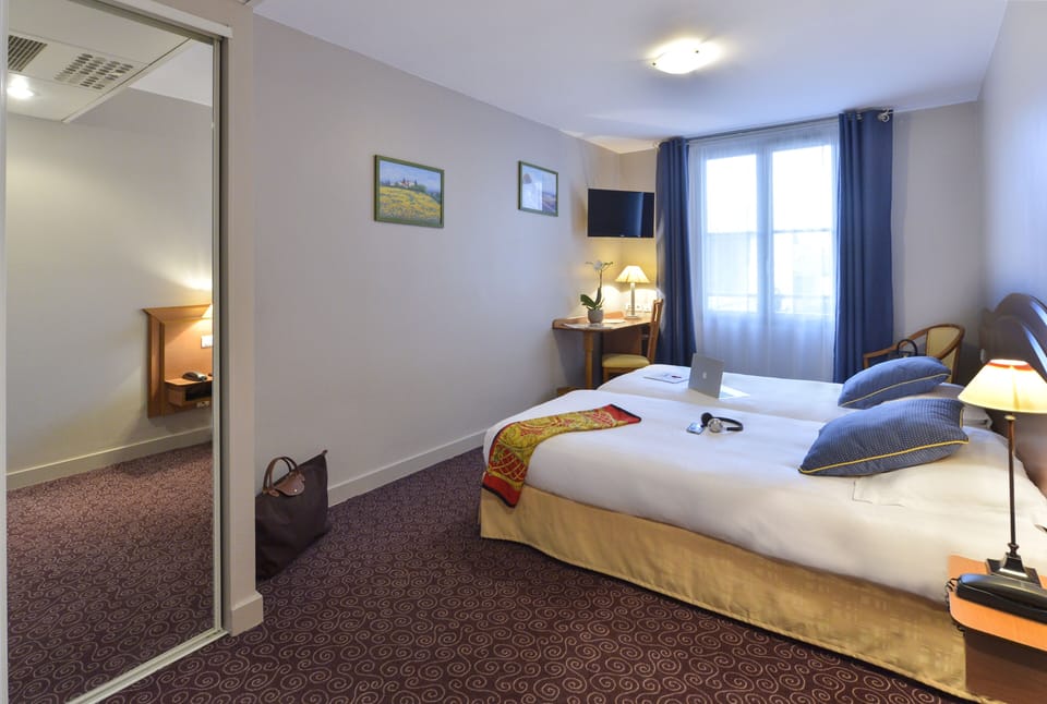 Single Room | Minibar, in-room safe, desk, soundproofing