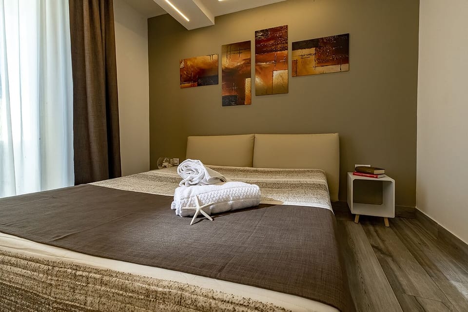 Minibar, in-room safe, laptop workspace, soundproofing