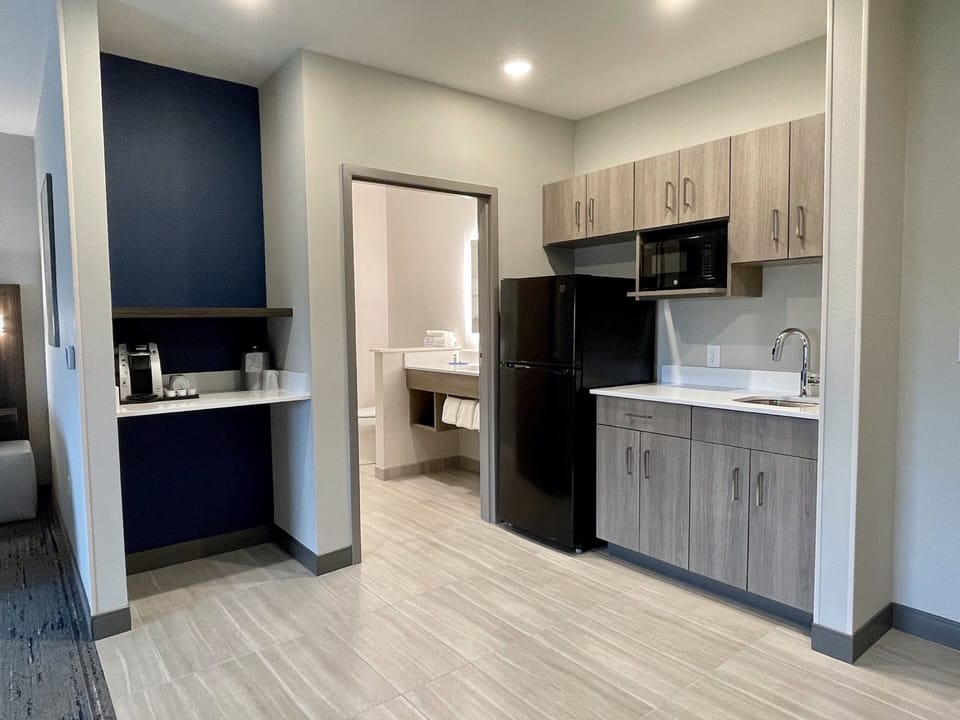 Suite, 1 King Bed (Walk-In Shower) | 1 bedroom, in-room safe, desk, laptop workspace