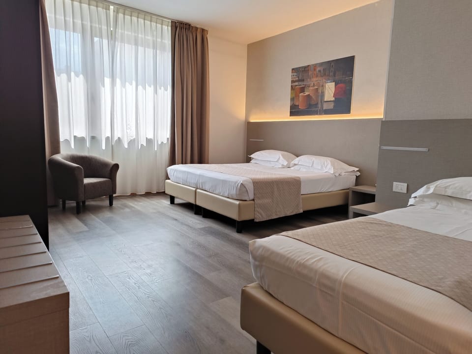 Tripla Superior | Minibar, in-room safe, desk, blackout drapes