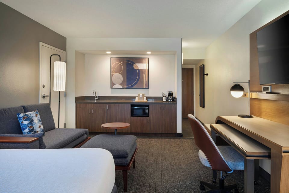 Studio, 1 King Bed with Sofa bed | In-room safe, desk, laptop workspace, blackout drapes