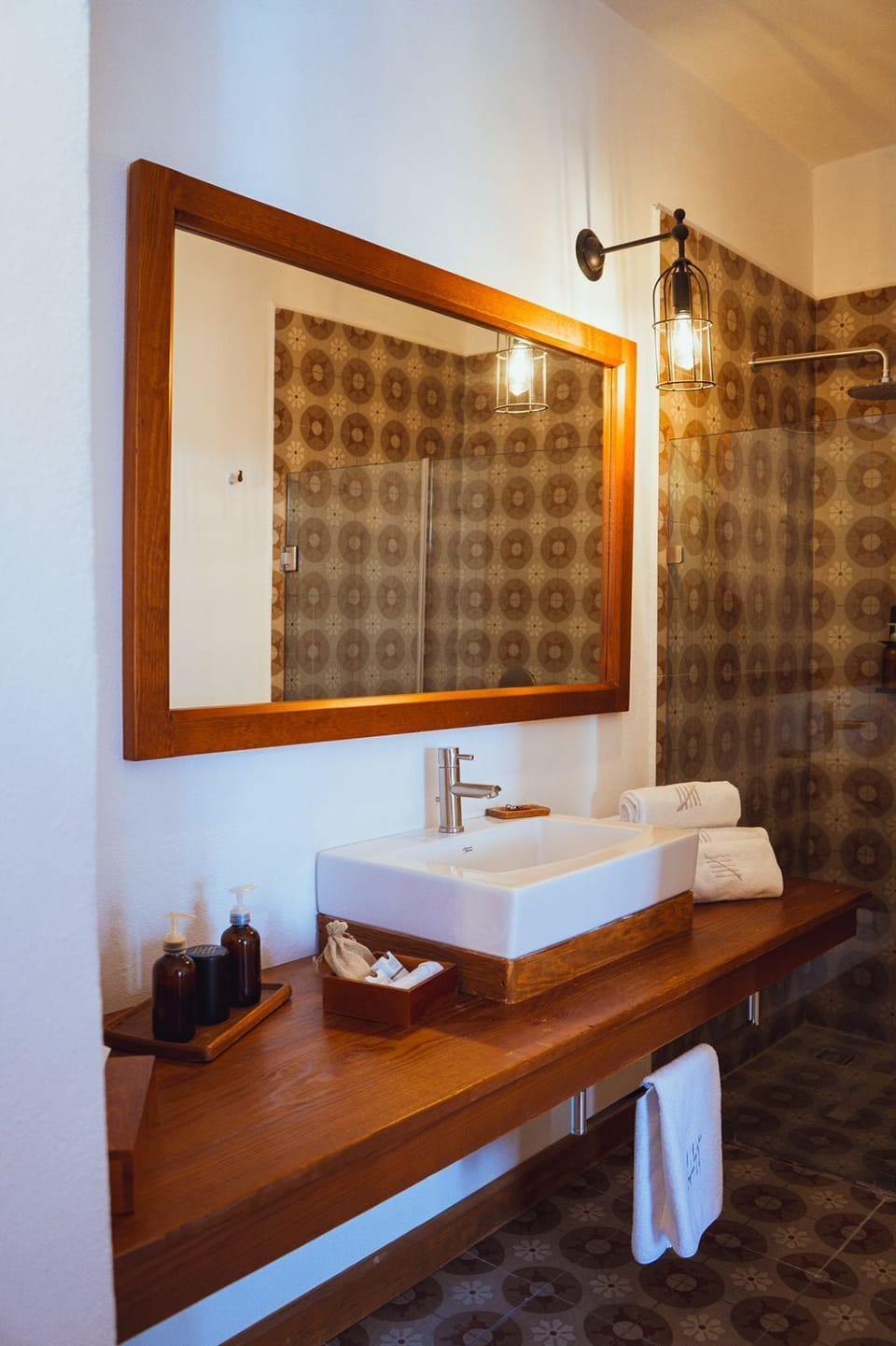 Traditional Room | Bathroom | Hair dryer, slippers, towels, soap