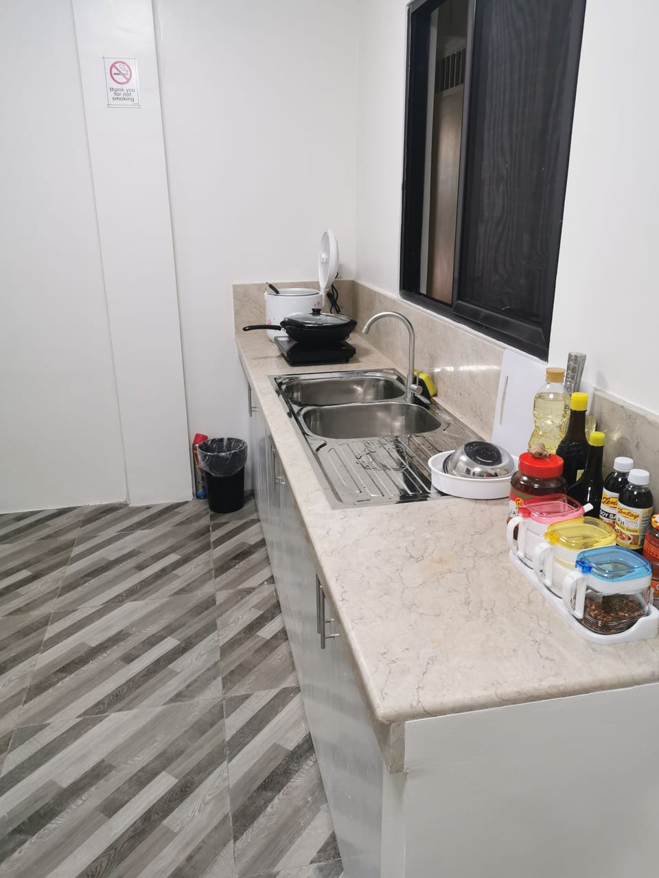 Comfort Double Room, 1 Double Bed | Private kitchen | Stovetop, rice cooker, cookware/dishes/utensils