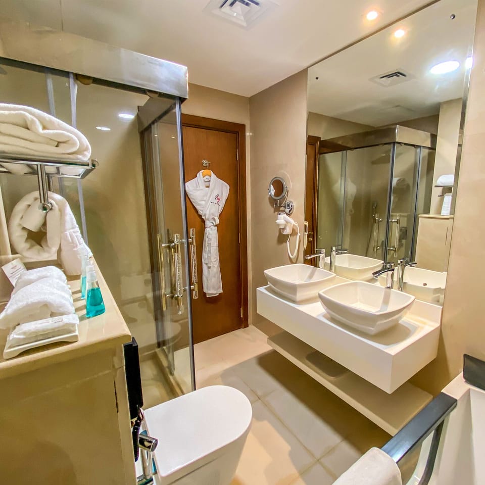 Penthouse | Bathroom | Shower, rainfall showerhead, free toiletries, hair dryer