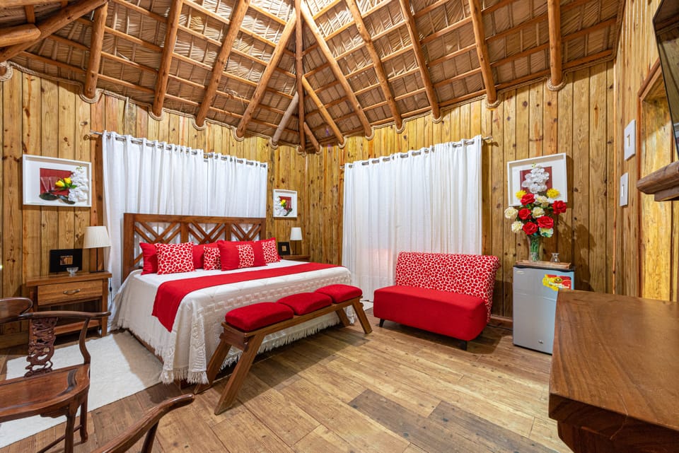 Presidential Room | Desk, free WiFi, bed sheets