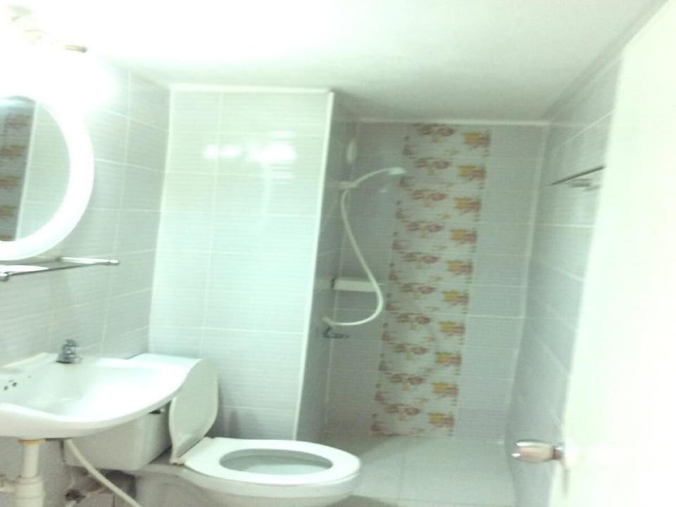 Studio, Accessible | Bathroom | Free toiletries, hair dryer, bidet, towels
