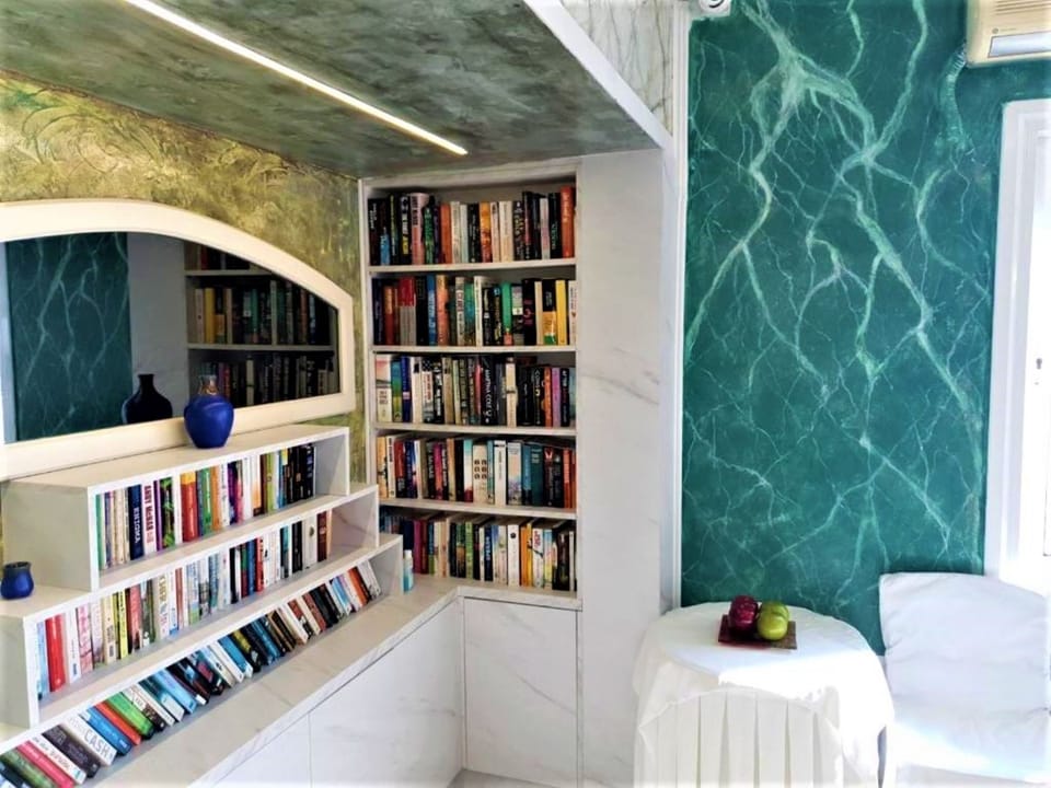 Apartment, 1 Bedroom, Balcony, Garden View | Library