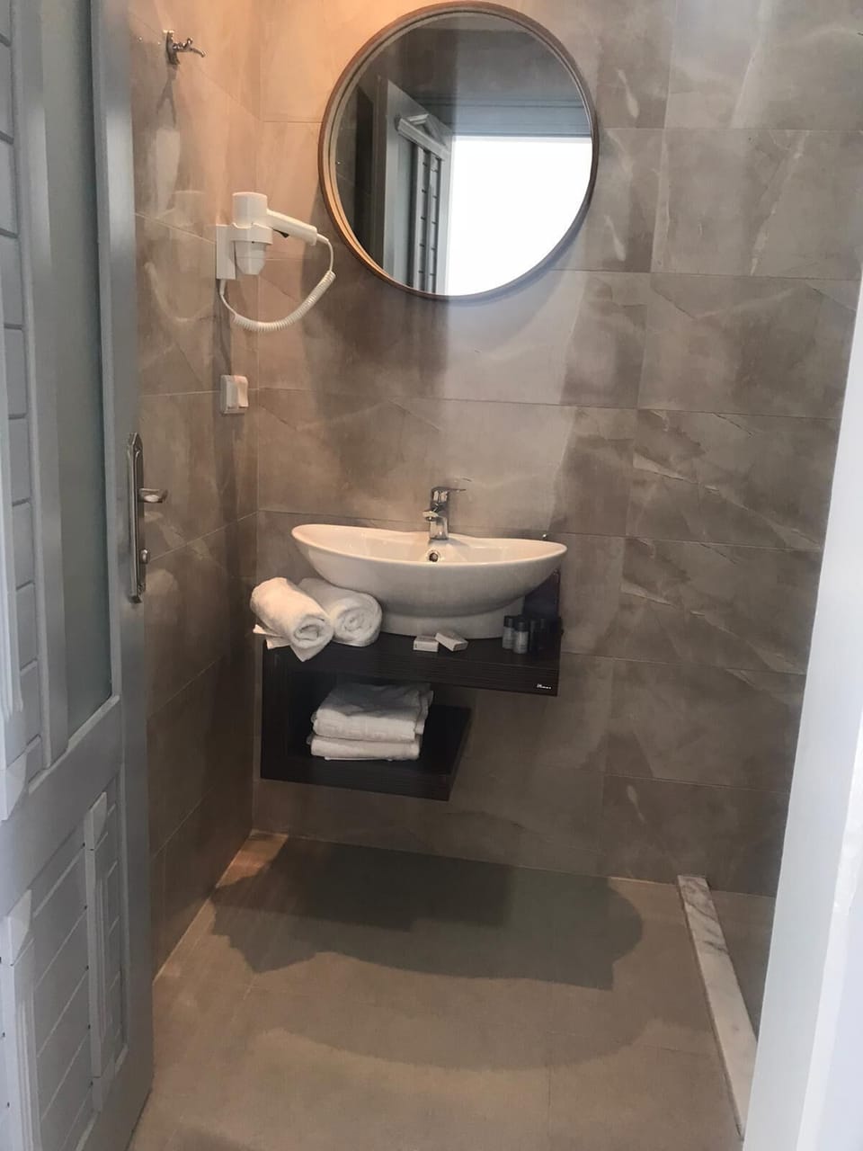 Standard Room, 2 Twin Beds | Bathroom | Shower, free toiletries, hair dryer, towels