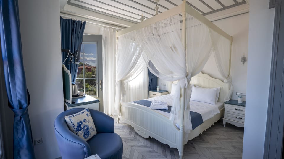 Deluxe Room, 1 Queen Bed | Minibar (some free items), WiFi (free), individually decorated