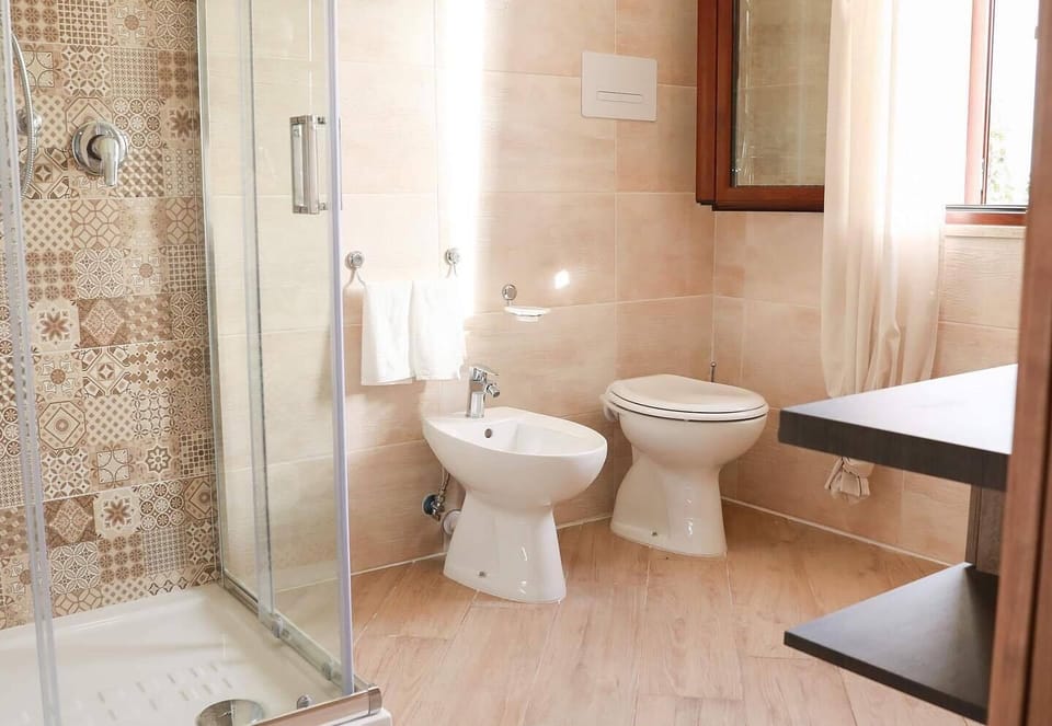 Deluxe Double Room, Sea View (Enea) | Bathroom | Shower, hair dryer, bidet, towels
