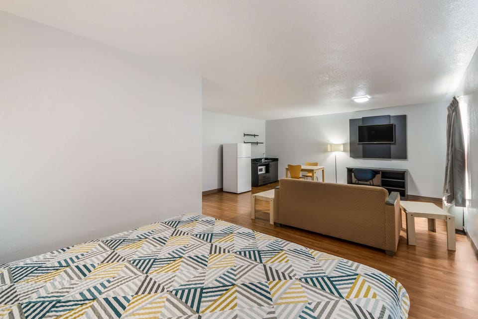 Desk, WiFi (free), bed sheets