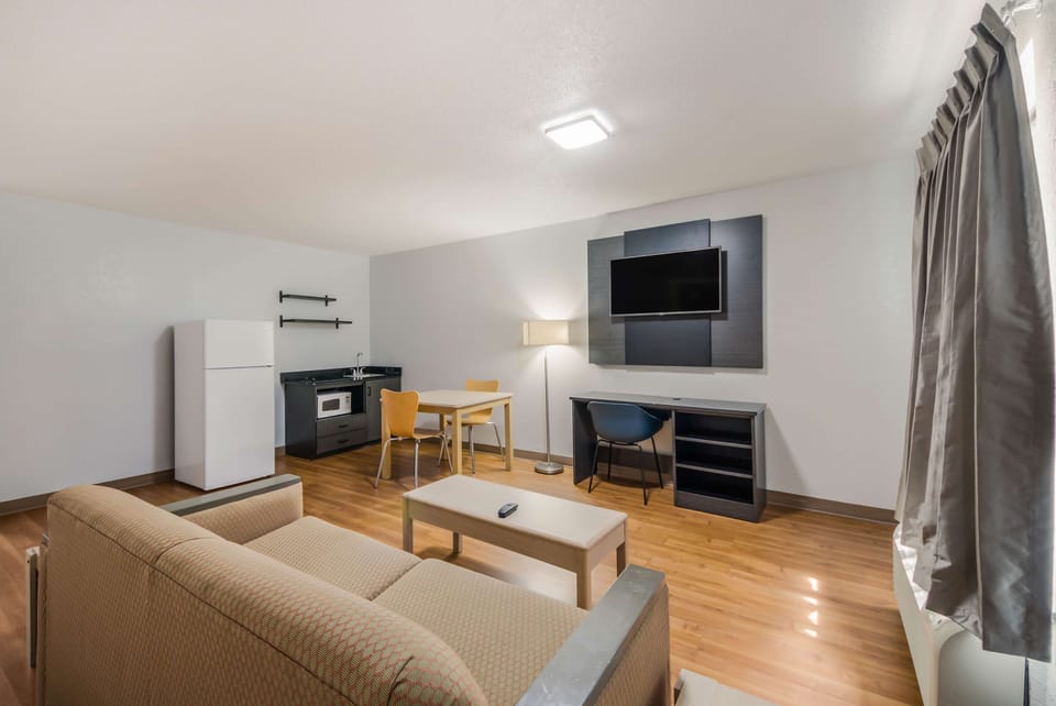 Full-size fridge, microwave, stovetop