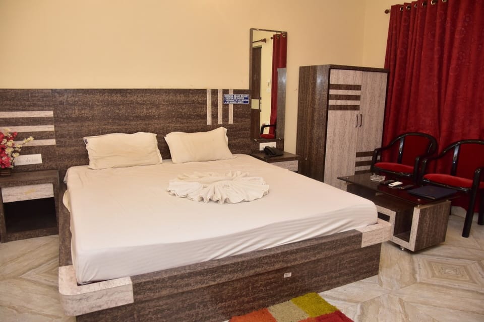Queen Room | In-room safe, soundproofing, free WiFi, bed sheets