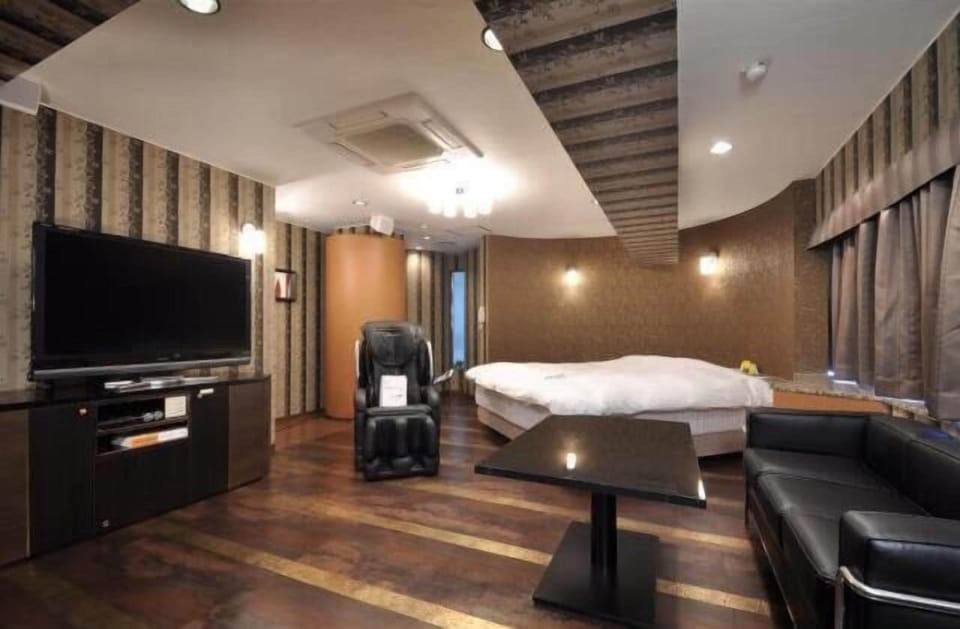 Minibar, soundproofing, WiFi (free), bed sheets