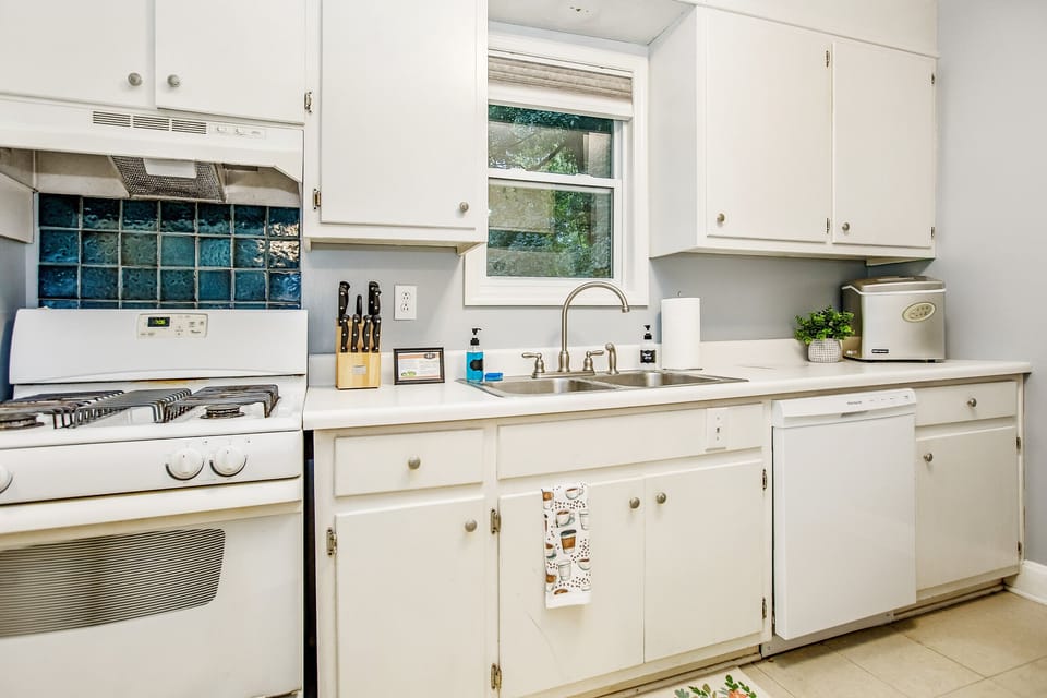 Family Apartment, 2 Bedrooms, Fireplace | Private kitchen | Microwave, coffee/tea maker