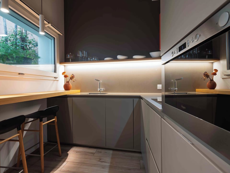 Deluxe Apartment (Pozzobon) | Private kitchen | Fridge, electric kettle