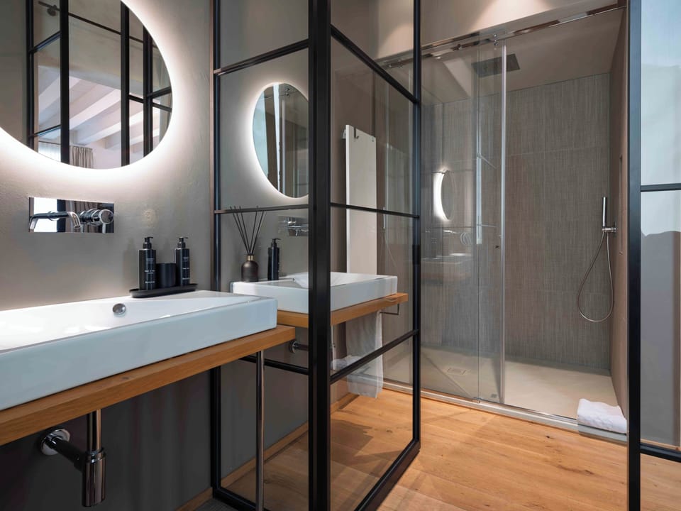 Exclusive Apartment (Bomben) | Bathroom | Shower, hair dryer, bathrobes, slippers