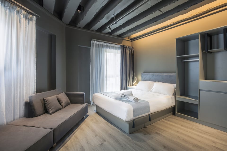 Deluxe Triple Room | Desk, laptop workspace, blackout drapes, soundproofing