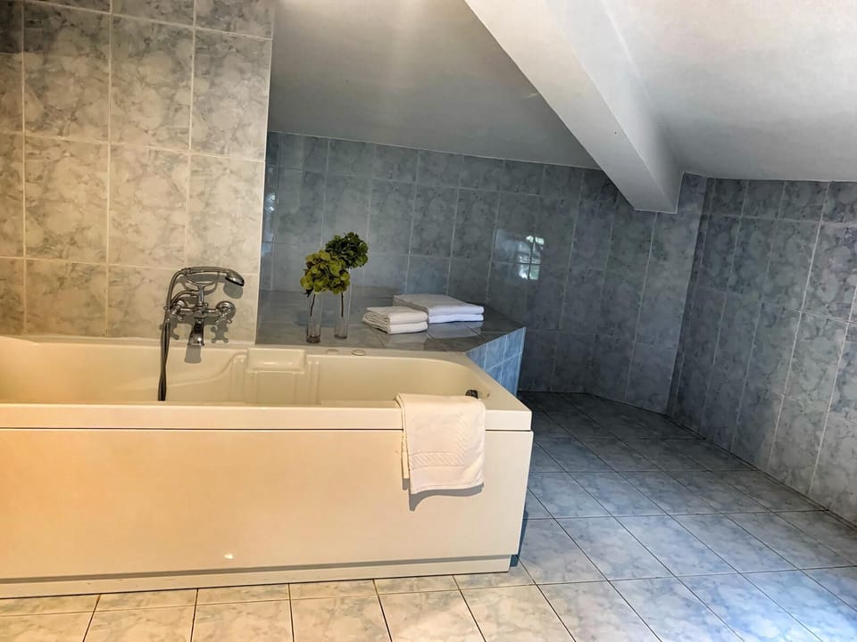 Superior Suite, Jetted Tub | Jetted tub