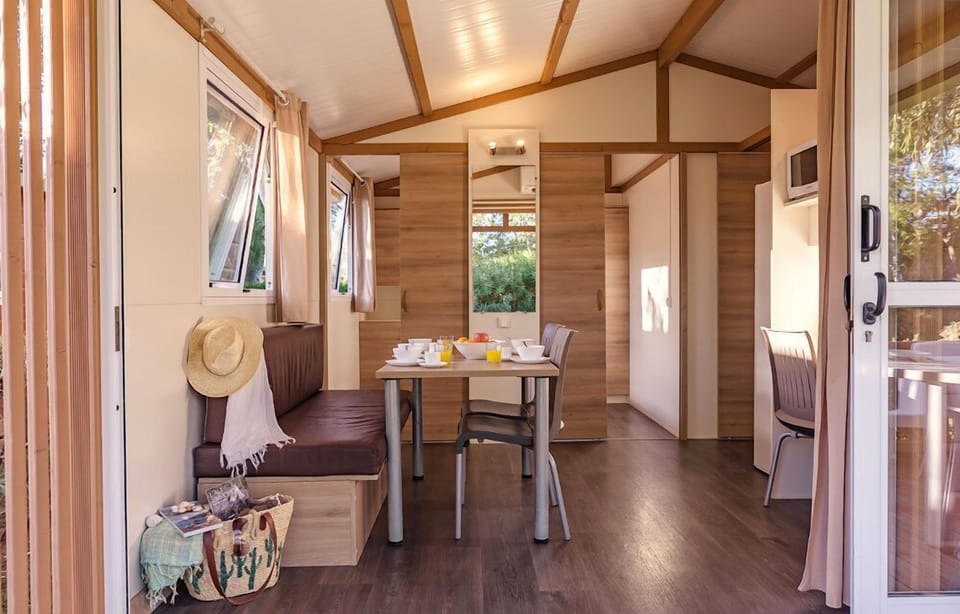 Family Cabin | Desk, laptop workspace, WiFi, bed sheets