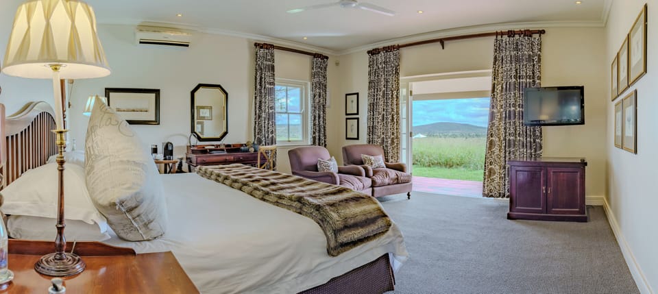 Luxury Suite, 1 King Bed | Egyptian cotton sheets, premium bedding, minibar, in-room safe