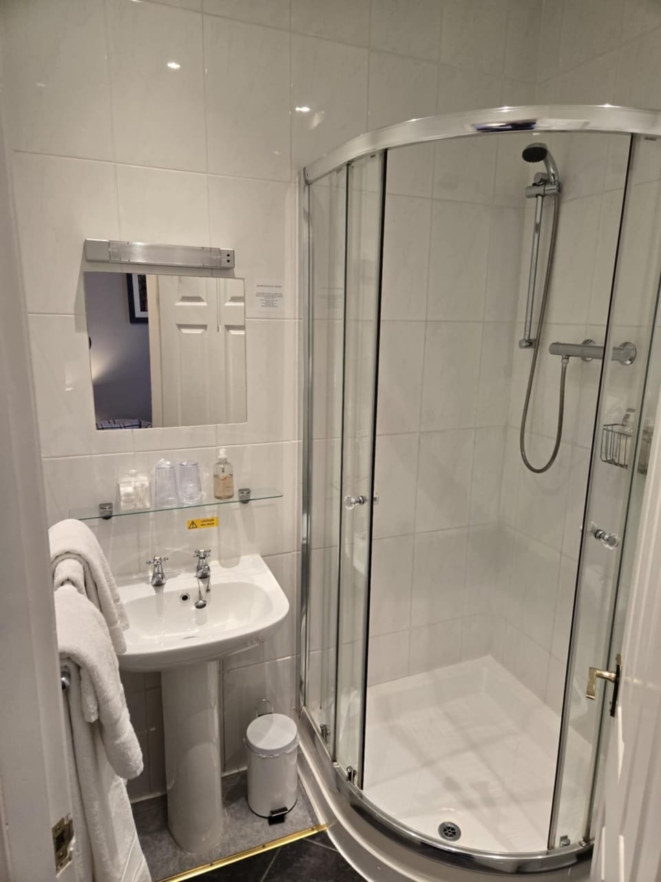Standard Double Room (Room 2 - 1st Floor) | Bathroom | Shower, free toiletries, hair dryer, towels
