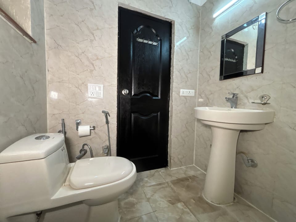 Shower, free toiletries, towels