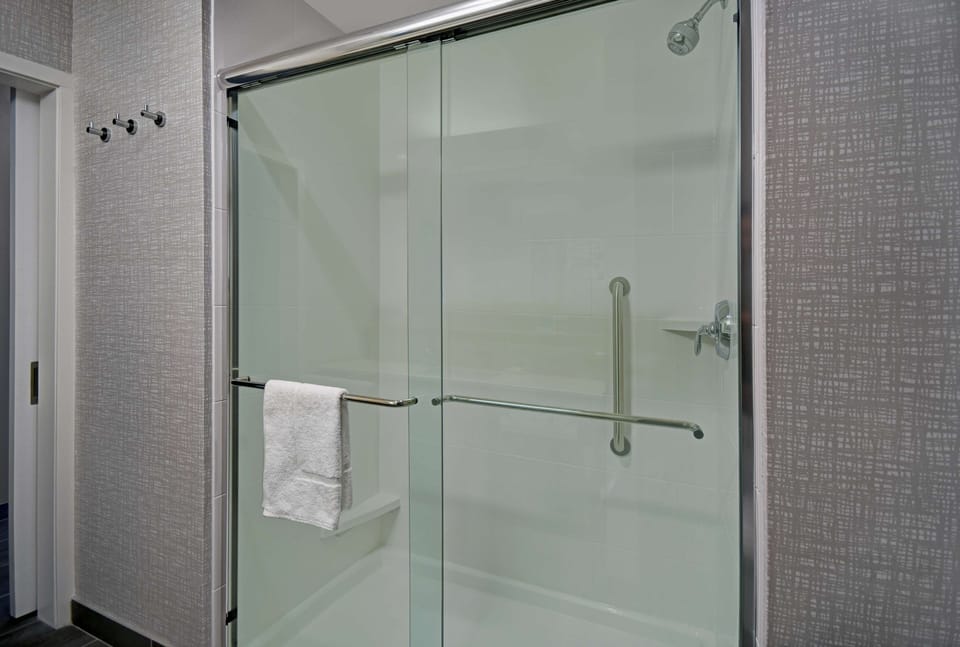 Room, 1 King Bed, Accessible (Hearing) | Bathroom shower