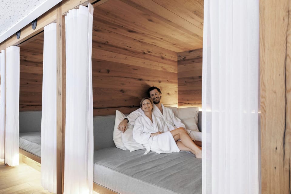 Sauna, hot tub, Turkish bath, body treatments, hot stone massages