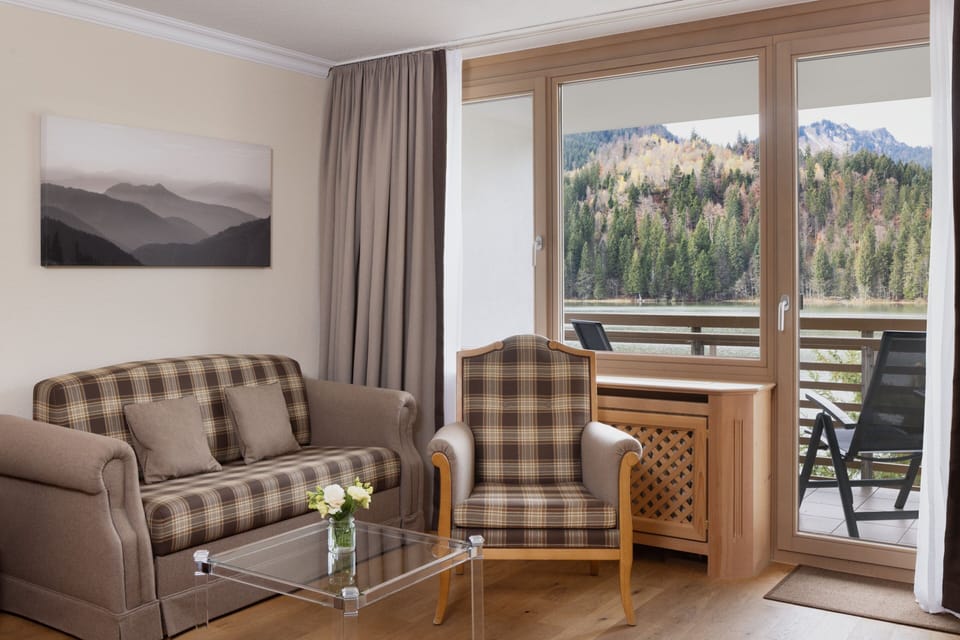 Hypo-allergenic bedding, in-room safe, desk, blackout drapes