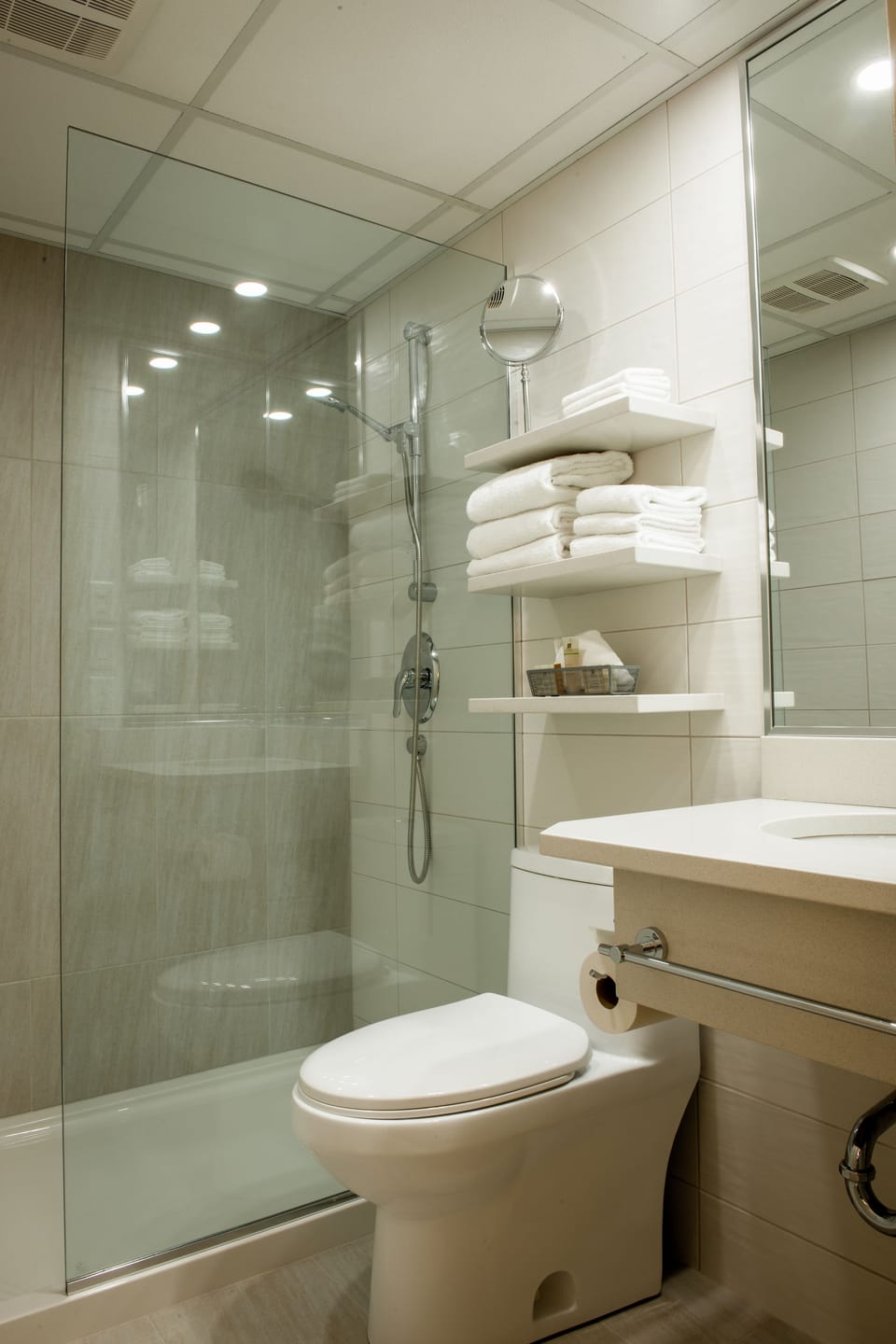 Room, 1 Queen Bed with Sofa bed (Urban) | Bathroom | Free toiletries, hair dryer, bathrobes, towels