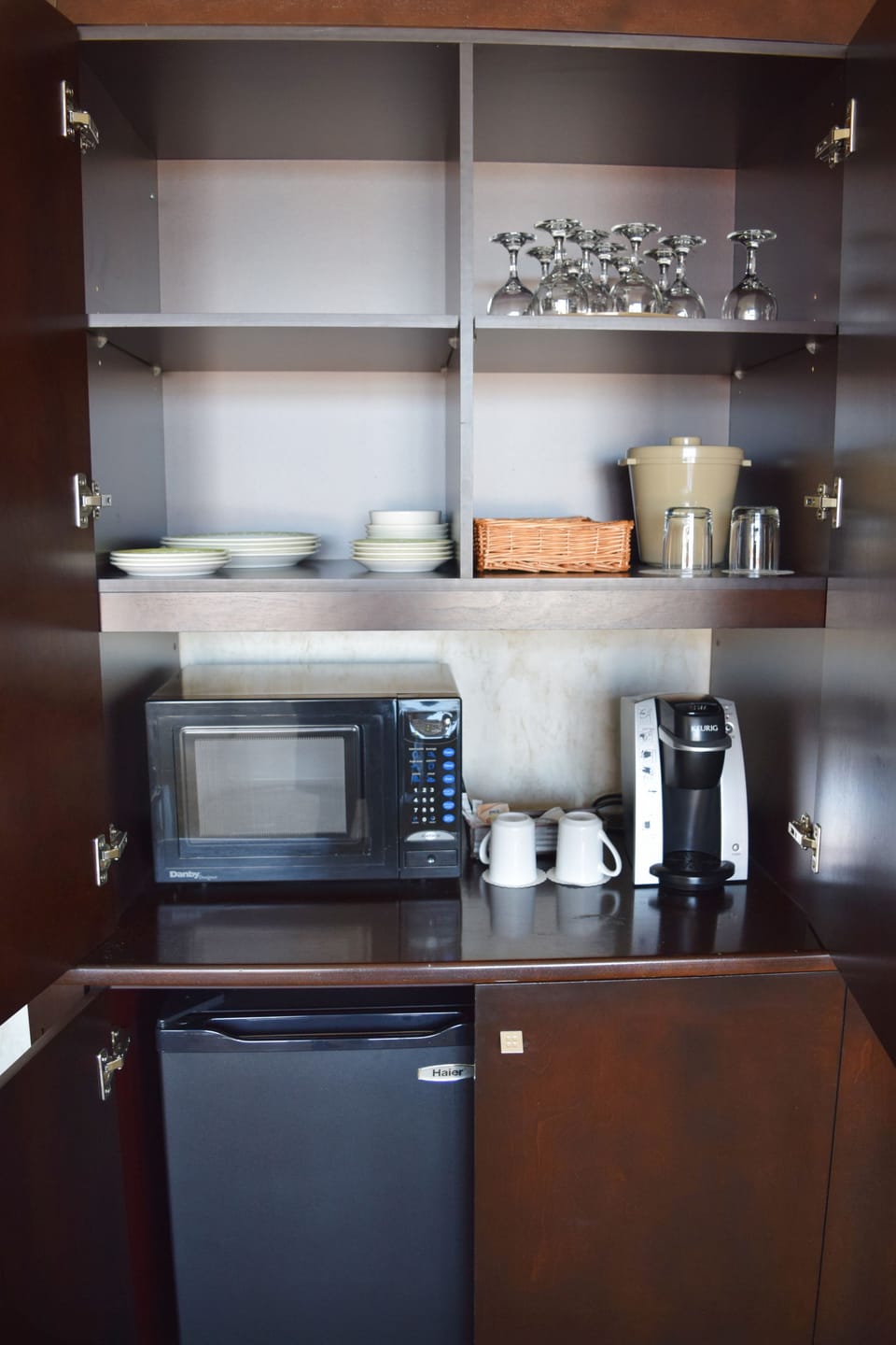 Suite, 1 King Bed | Coffee and/or coffee maker