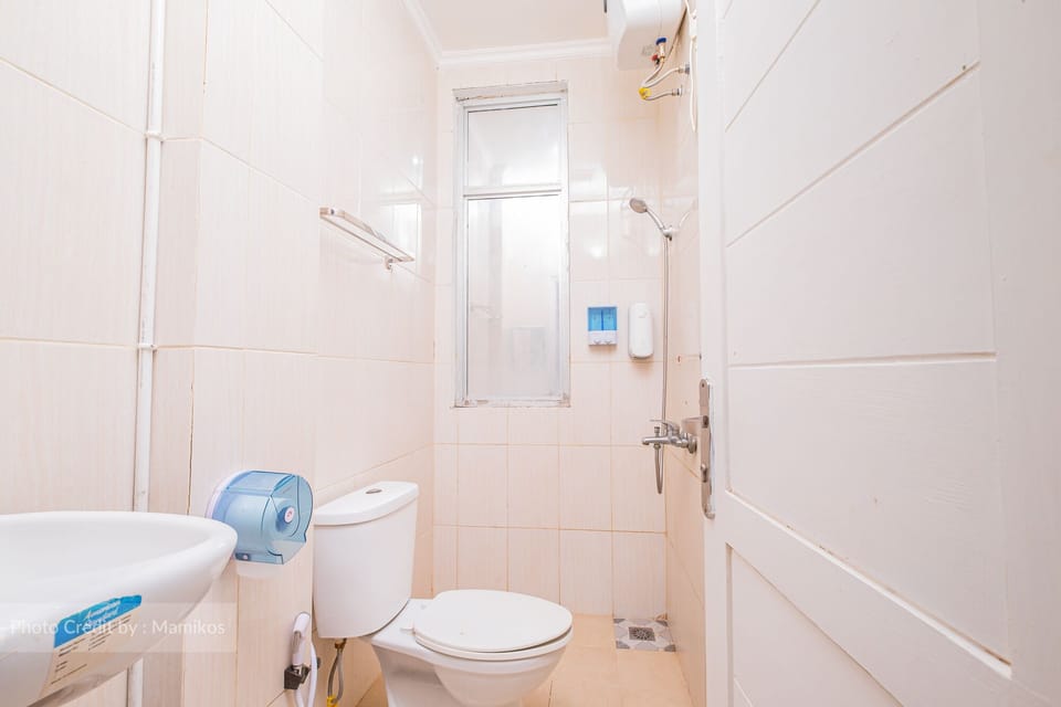 Deluxe Room | Bathroom | Shower, towels, soap, shampoo