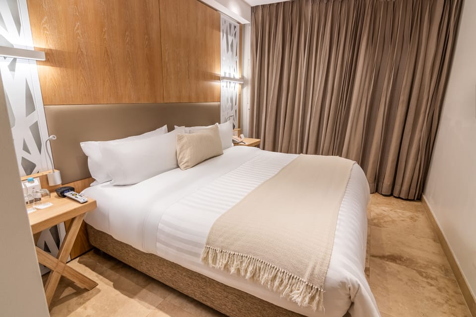 Standard Room | 1 bedroom, hypo-allergenic bedding available, pillowtop beds, minibar