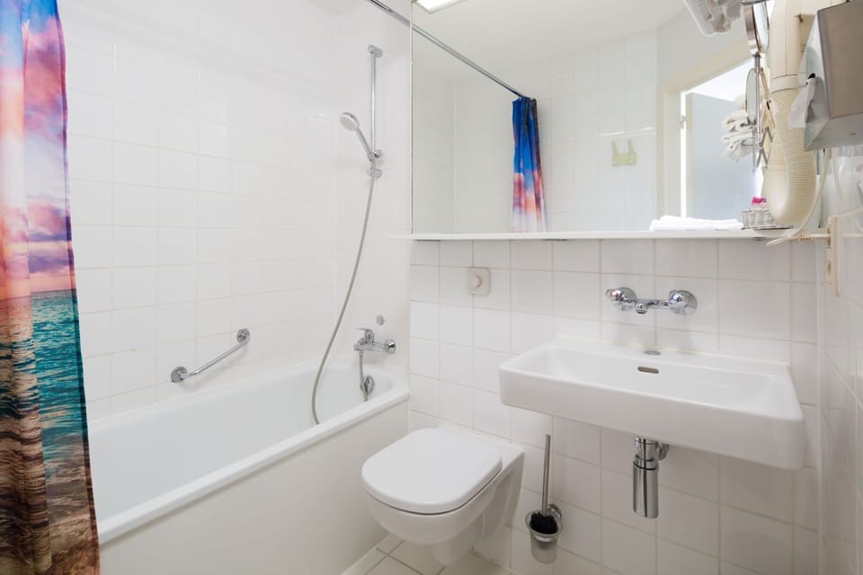 Combined shower/tub, hydromassage showerhead, free toiletries