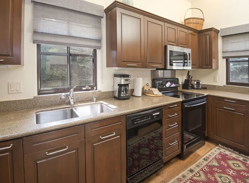 House, 4 Bedrooms | Private kitchen | Fridge, oven, stovetop, coffee/tea maker