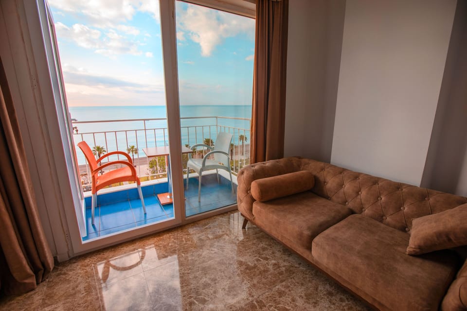 Deluxe Double or Twin Room | Minibar, in-room safe, soundproofing, WiFi (free)