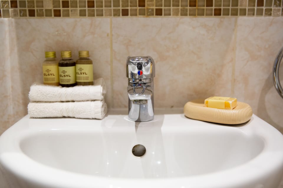 Velvet 1-bedroom Apartment With Balcony, Hoddesdon Apartment in East Hertfordshire District