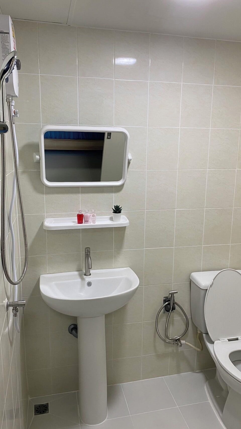 Standard Room, 1 Queen Bed, Non Smoking | Bathroom | Shower, free toiletries, towels, soap
