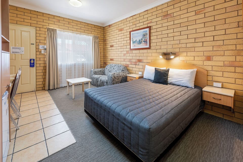 Queen Room | Desk, blackout drapes, iron/ironing board, WiFi (free)