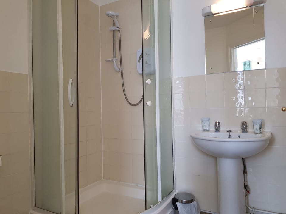 Twin Room, Ensuite | Bathroom