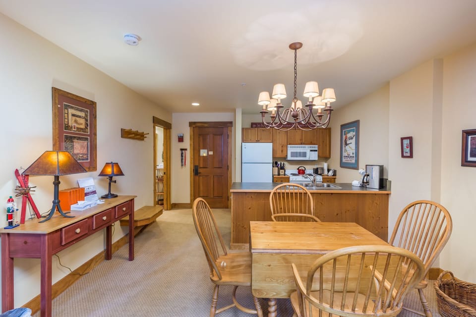 Apartment (1 Bedroom) | Dining