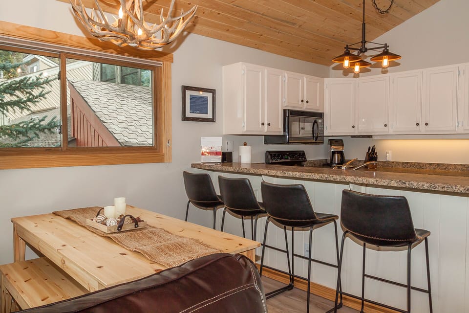 Condo, 2 Bedrooms | Private kitchen | Oven, stovetop