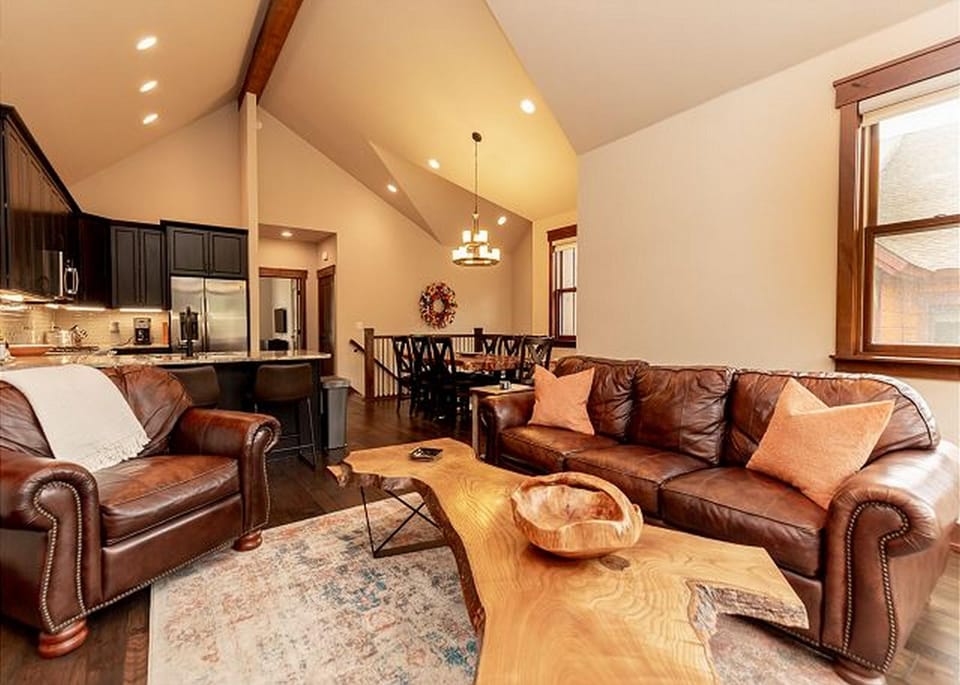 Townhome, 3 Bedrooms | Living room | TV, fireplace, books