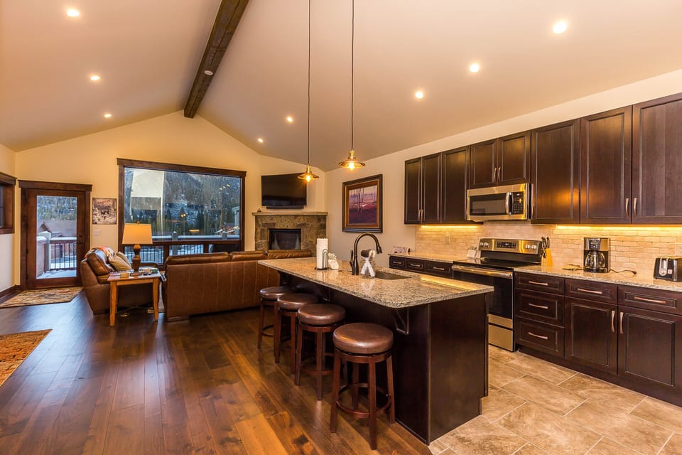 Townhome, 4 Bedrooms | Private kitchen | Microwave, oven, stovetop, dishwasher