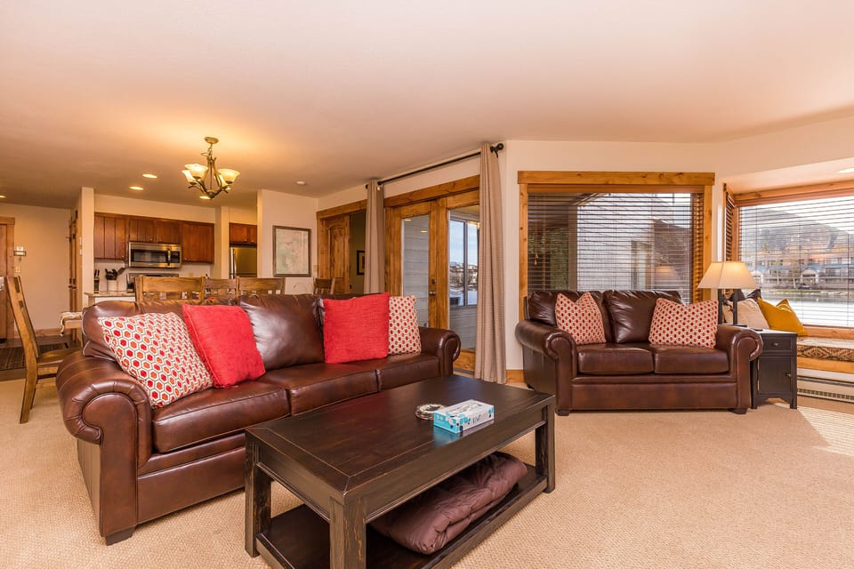 Condo, 2 Bedrooms | Living room | TV